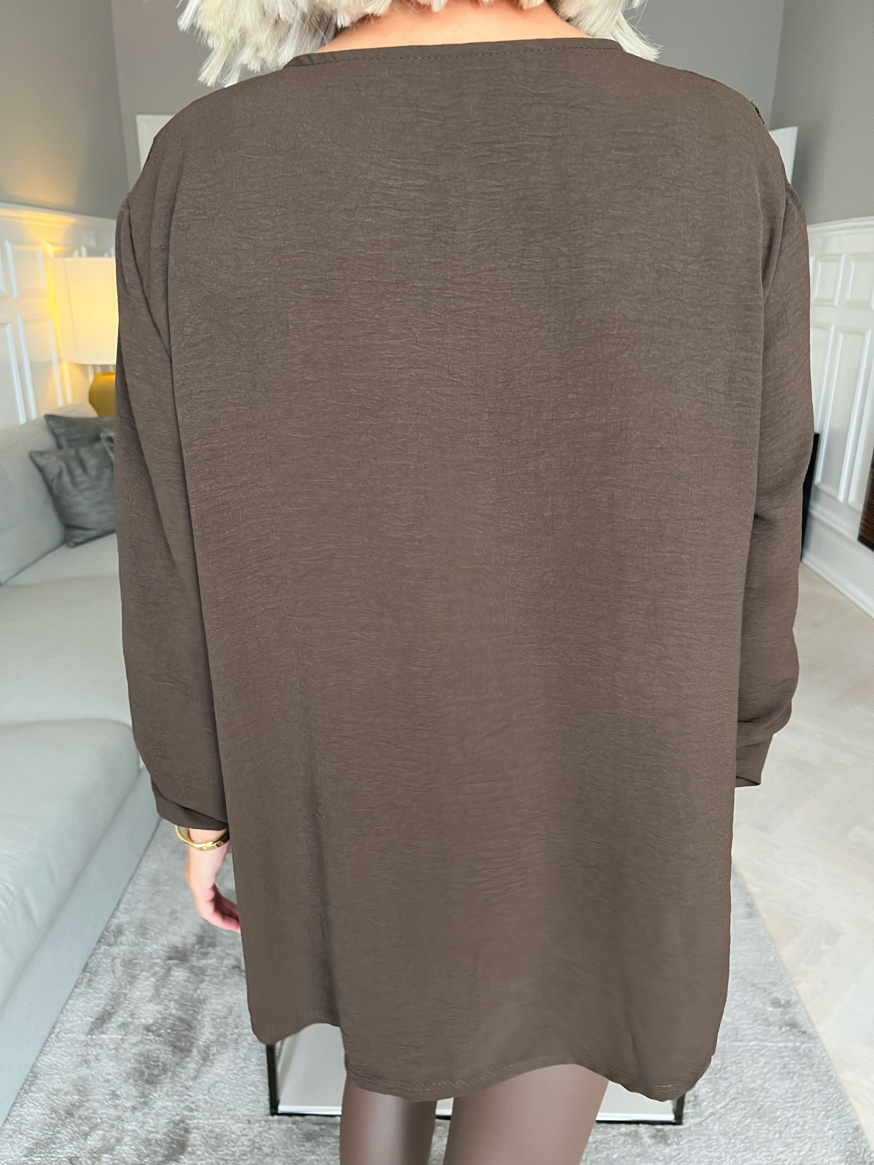 Nicola - Söt blus med volanger och knappar